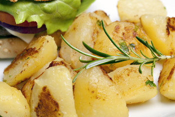Hamburger with roasted potatoes