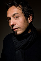 uomo che guarda