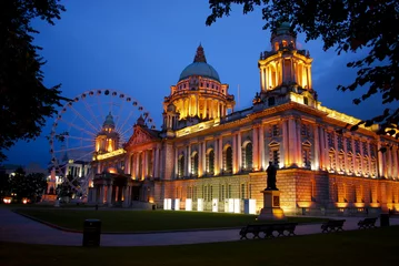 Gordijnen Stadhuis van Belfast en Belfast Eye in de schemering. © beemar
