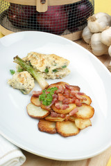 Bratkartoffeln mit Rührei und Speck