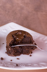 Moelleux au chocolat sur fond marron