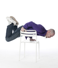 jeune homme exercice sur une chaise