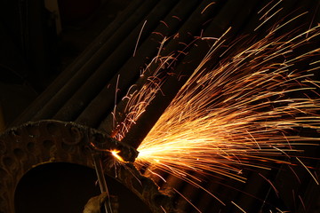 Funken bei der Metallbearbeitung