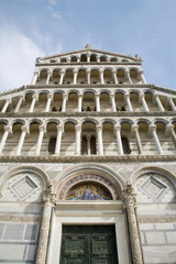 Fototapeta na wymiar Piza - fasada katedry - Piazza dei Miracoli