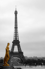 Fototapeta na wymiar Wieża Eiffla - Paryż słabe