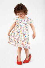 Mädchen mit Schuhen rot