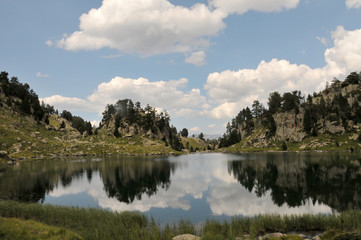 Fototapeta na wymiar Mountain lake