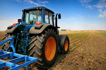 De tractor - moderne landbouwmachines in het veld