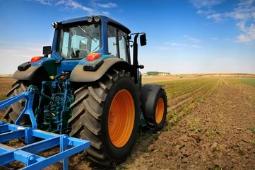 Crédence de cuisine en verre imprimé Tracteur Le tracteur - équipement agricole moderne dans le champ