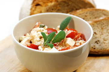 Griechischer Salat mit Brot