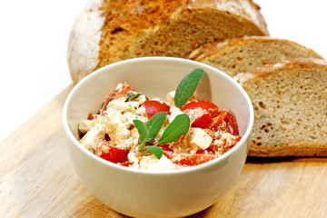 Griechischer Salat mit Brot