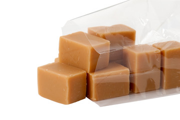 Hellbraune Toffees in einer transparenten Tüte