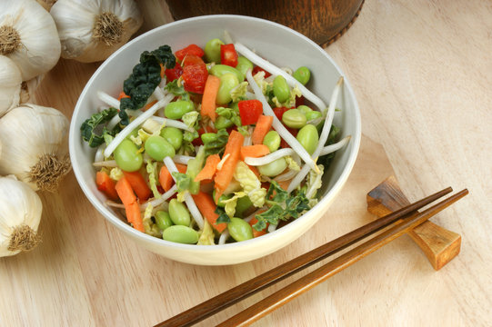 Asiatische Gemüseschale mit frischem Gemüse