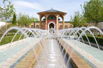 Fototapeta premium Brunnen im marrokanischen garten