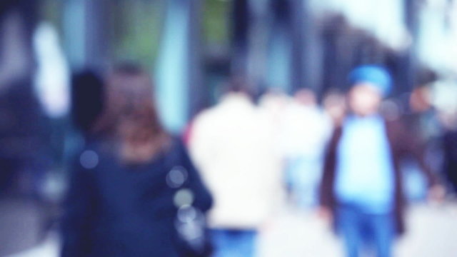 Menschen in der Einkaufsstra&szlig;e, unscharf