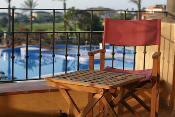 terrasse avec vue sur piscine