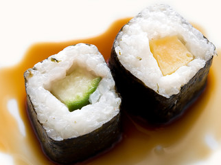 sushi con salsa di soia