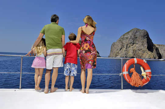 famiglia che ammira il panorama dalla barca