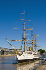 Fototapeta na wymiar Old ship at Buenos Aires' port