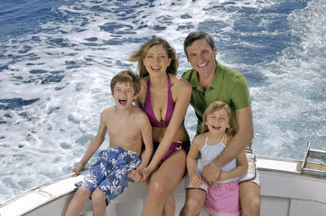 famiglia in barca felice
