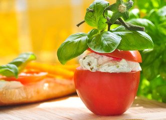Tomate mit Frischkäsefüllung