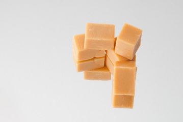 Hellbraune Toffees auf einem Spiegel