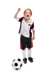 Junge mit Fußball jubelt 2