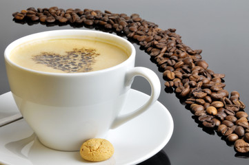 Fototapeta premium Kaffeetasse mit Organischen Bohnenanordnung