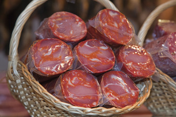 cesta de chorizos
