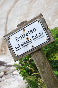 Warnschild "Betreten auf eigene Gefahr"