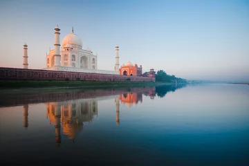 Fotobehang India Zonsopgang bij Taj Mahal aan de Jamuna-rivier
