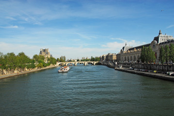 Seine mit Ausflugsschiffen