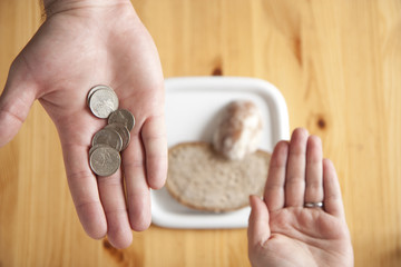 Obraz premium Giving money for shopping