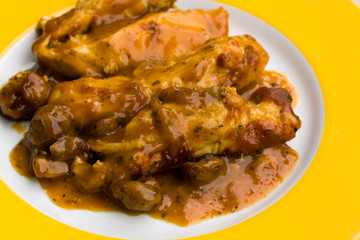 Hühnerbraten mit Kastanien und Rahmsoße,überbacken
