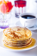 Pfannkuchen und Kaffee