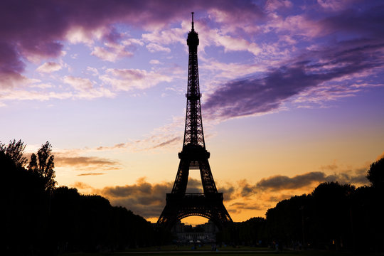 Fototapeta Eiffel Tower against a coloful sunset