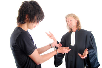 Justice - Mineur d&eacute;linquant menott&eacute; et son avocat