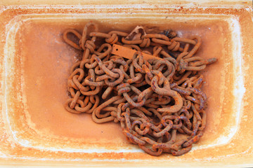 Verrostete Kette im Waschbecken