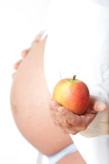 Schwangere mit Apfel