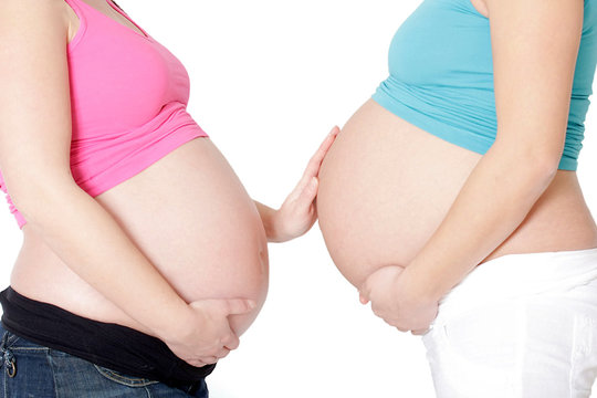 zwei schwangere Frauen