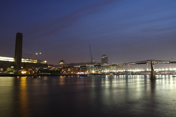 Fototapeta na wymiar London night scene: Tate Modern and Millennium Bridge