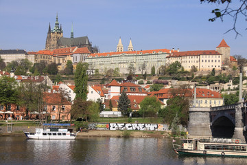 Obraz premium The View on spring Prague's gothic Castle above River Vltava