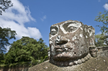 Obraz premium Heads of the guardians of Angkor Thom within the Angkor Temples