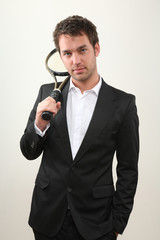 junger business mann mit tennisschläger