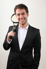 junger business mann mit tennisschläger