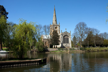 Fototapeta na wymiar Kościół Świętej Trójcy i rzeki Avon