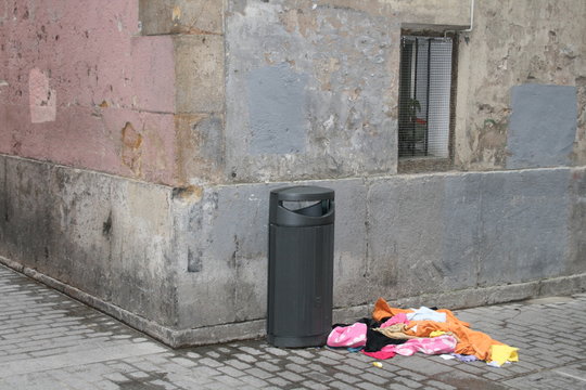 Fototapeta Ropa tirada en la calle