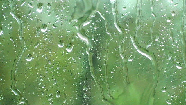 gewitter regen prasselt an das fenster