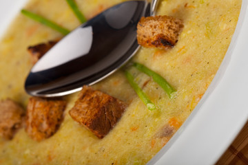 Kartoffelsuppe mit Croutons und Schnittlauch
