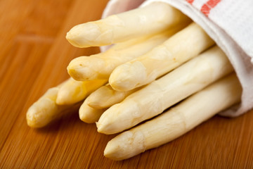 roher weißer Spargel auf einem Holzbrett